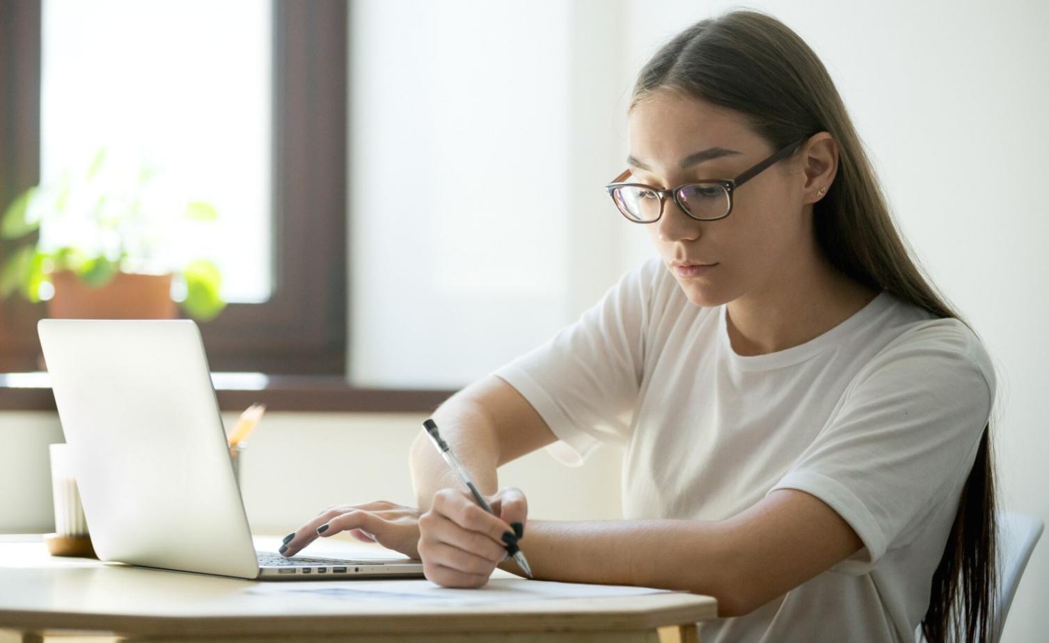 Personnes travaillant ensemble sur un projet financier collaboratif